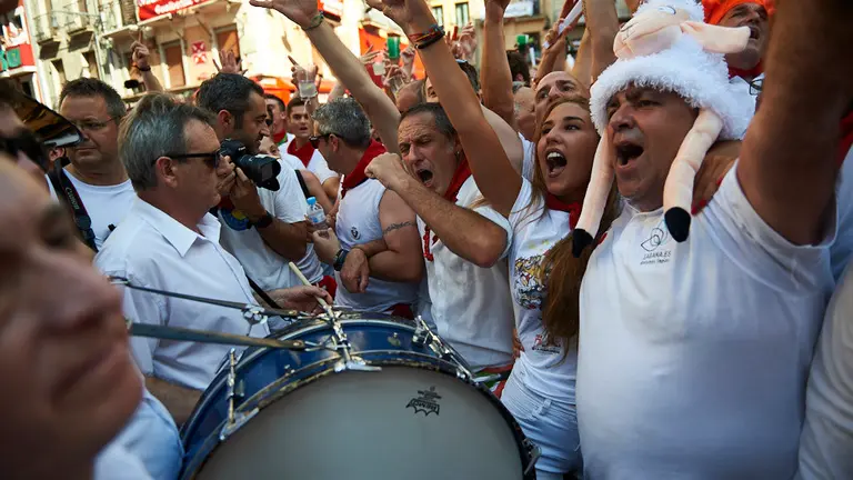 El Riau Riau sale del Ayuntamiento y recorre las calles de Pamplona en el primer día de fiestas. MIGUEL OSÉS
