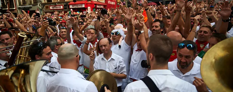 El Riau Riau sale del Ayuntamiento y recorre las calles de Pamplona en el primer día de San Fermín de 2019. MIGUEL OSÉS