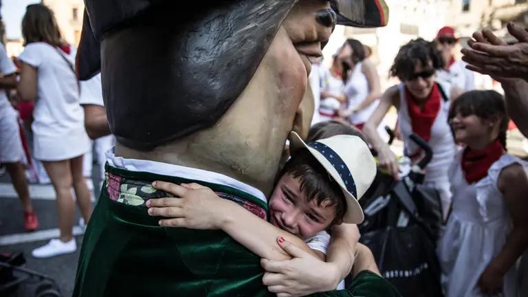La comparsa de Gigantes y Cabezudos hace su primera aparición en las fiestas de San Fermín llenando de felicidad a cientos de niños y mayores. Maite H. Mateo 17