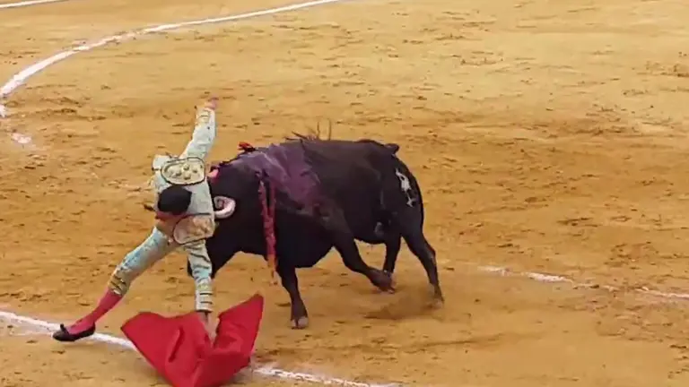 El diestro Octavio Chacón es prendido al entrar a matar su primer toro en la Feria del Ángel de Teruel Foto TWITTER Aibabur (2)
