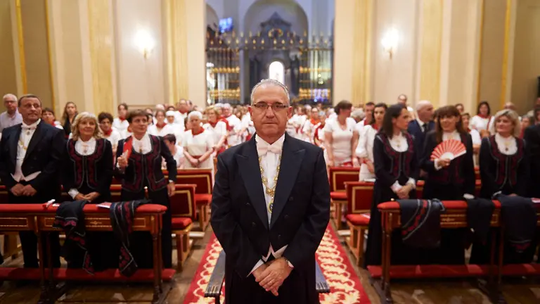Visperas de San Fermín en la Iglesia de San Lorenzo con la corporación municipal. MIGUEL OSÉS