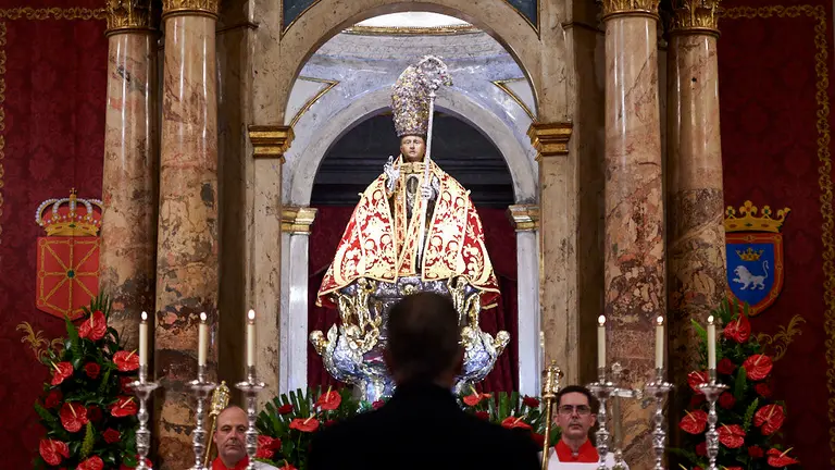 Visperas de San Fermín en la Iglesia de San Lorenzo con la corporación municipal. MIGUEL OSÉS