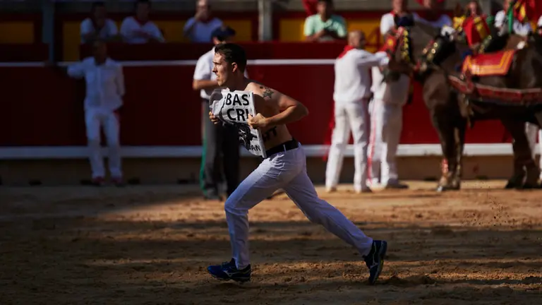 Un activista antitaurino trata de boicotear la faena de Pablo Hermoso de Mendoza en la corrida de rejones de los Sanfermines. PABLO LASAOSA