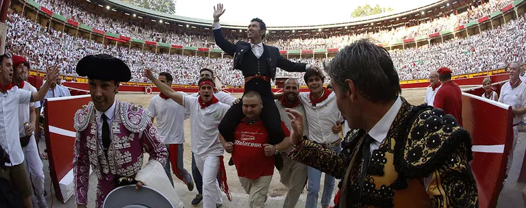 GRAF9945. PAMPLONA (NAVARRA), 06/07/2019.- El rejoneador Leonardo Hernández sale por la puerta grande de la plaza de toros de Pamplona, tras la corrida de la Feria del Toro celebrada esta tarde en la capital navarra. EFE/Javier Lizón