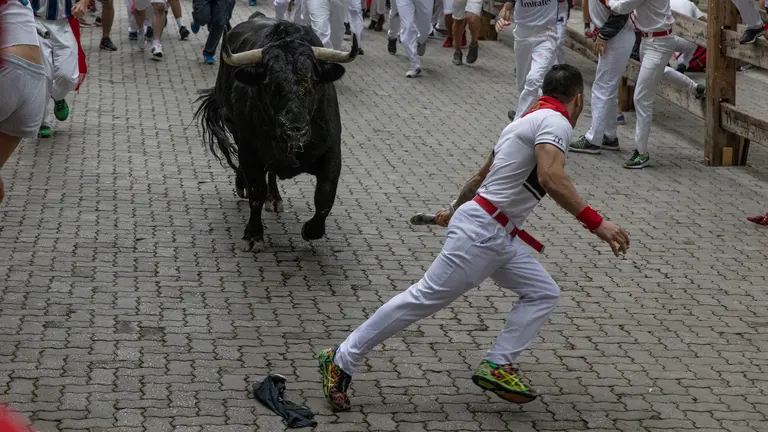 Día 7 Primer encierro de San Fermín 2019 con toros del Puerto de San Lorenzo en el tramo del callejón de acceso al ruedo. Maite H. Mateo -3