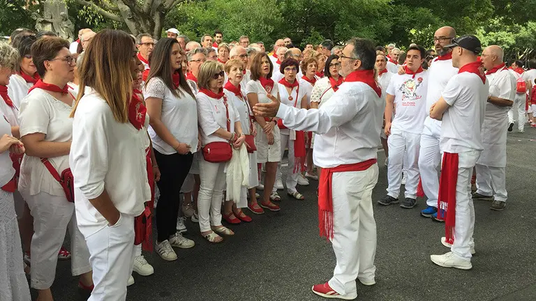 La coral &#34;Canta et Yanta&#34; cantando la jota a San Fermín durante la procesión el 7 de julio de 2019.