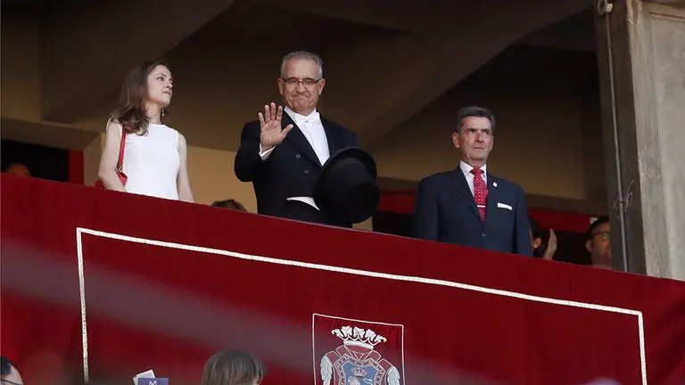 GRAF428. PAMPLONA (NAVARRA), 07/07/2019.- El alcalde de Pamplona, Enrique Maya (c), durante la primera corrida de la Feria del Toro celebrada esta tarde en la plaza de toros de Pamplona. EFE/Javier Lizón