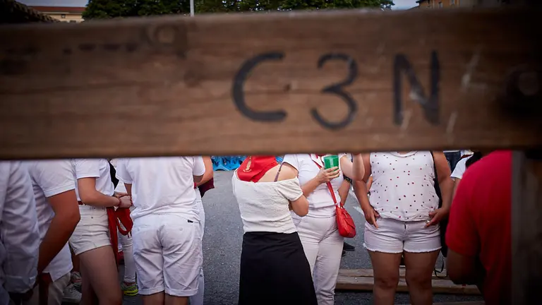 Encierrillo de los toros de la ganadería Cebada Gago, en la noche previa a protagonizar el segundo encierro de los Sanfermines 2019. IÑIGO ALZUGARAY