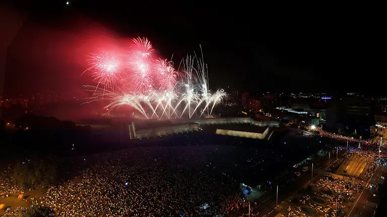 GRAFCAV6098. PAMPLONA (NAVARRA), 08/07/2019.- El parque de la Ciudadela acoge en las noches de San Fermín a miles de personas que se acercan para disfrutar de la colección de fuegos artificiales que iluminan el cielo de la capital navarra. EFE/Jesús Diges.