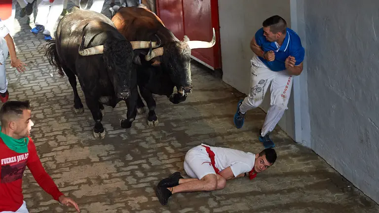 Segundo encierro de los sanfermines de 2019 con la ganadería de Cebada Gago en el tramo del callejón. MIGUEL OSÉS