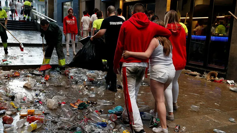 Momentos previos al segundo encierro de los Sanfermines 2019 protagonizado por la ganadería Cebada Gago. Los servicios de limpieza retiran numerosa basura de las calles. AFP / REUTERS