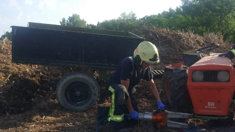 Bomberos del parque de Sangüesa intervienen en un  accidente laboral en Lumbier, en el  que ha fallecido un trabajador. BOMBEROS DE NAVARRA