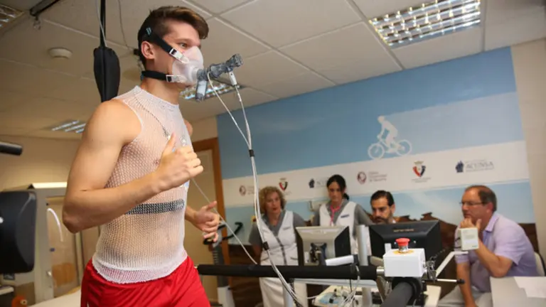 El delantero Marc Cardona pasa las pruebas físicas. Foto CA Osasuna.