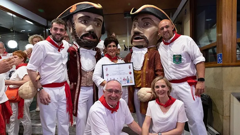 El Hotel Maisonnave rinde un homenaje a Tadeo Amorena, creador de las figuras de la Comparsa de Gigantes y Cabezudos en 2019. MAITE H MATEO.