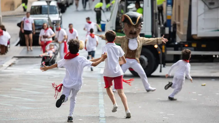 La Comparsa de Gigantes y cabezudos vuelve a salir a la calle acompañada por cientos de personas. Maite H. Mateo 14