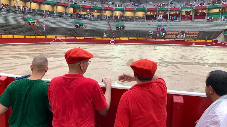 Los trabajadores de la Casa de Misericordia obsrervan el nivel de agua acumulado en la Plaza de Toros de Pamplona por la tormenta que ha comenzado a caer hora y media antes de la corrida de Cebada Gago NAVARRACOM