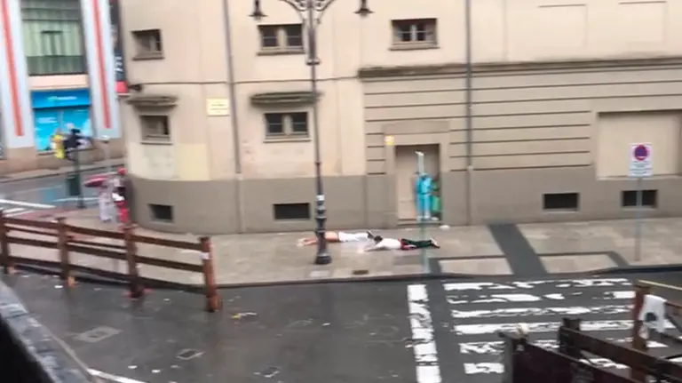 Dos jóvenes disfrutan de la lluvia durante los Sanfermines en Pamplona NAVARRACOM