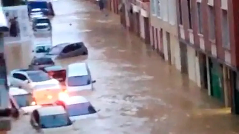 Coches arrastrados por la corriente en Tafalla
