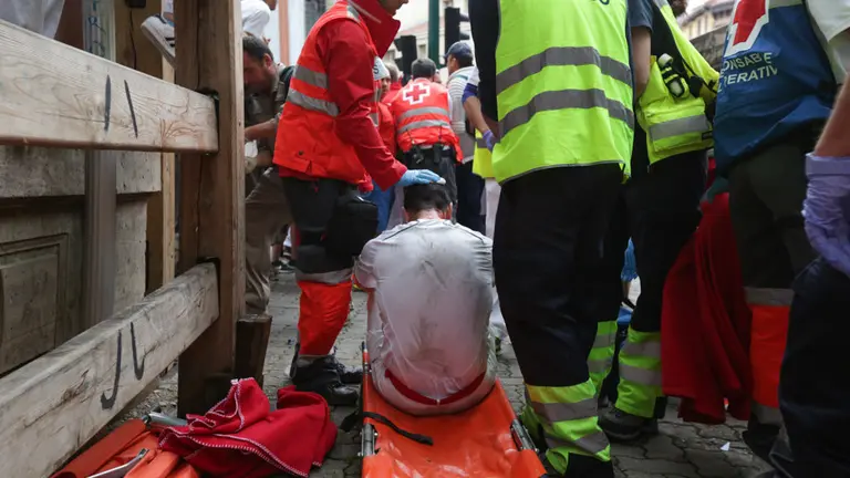 Mozo accidentado siendo atendido por el servicio de salud. Alejandro Velasco