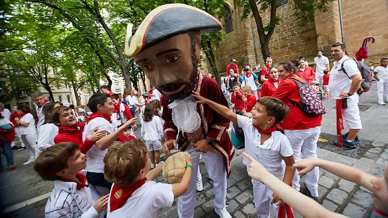 Salida de la Comparsa de Gigantes y Cabezudos por las calles de Pamplona. IÑIGO ALZUGARAY