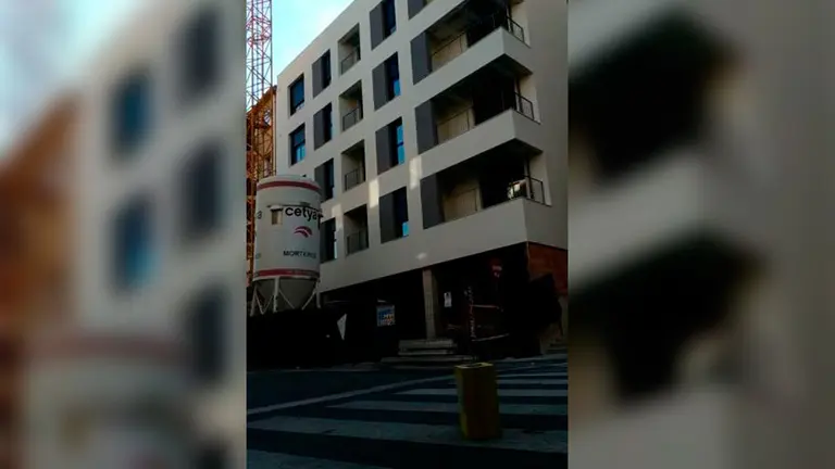 Dos jóvenes colocan un gran petardo que acaba impactando contra un edificio de nueva construcción en Pamplona NAVARRACOM