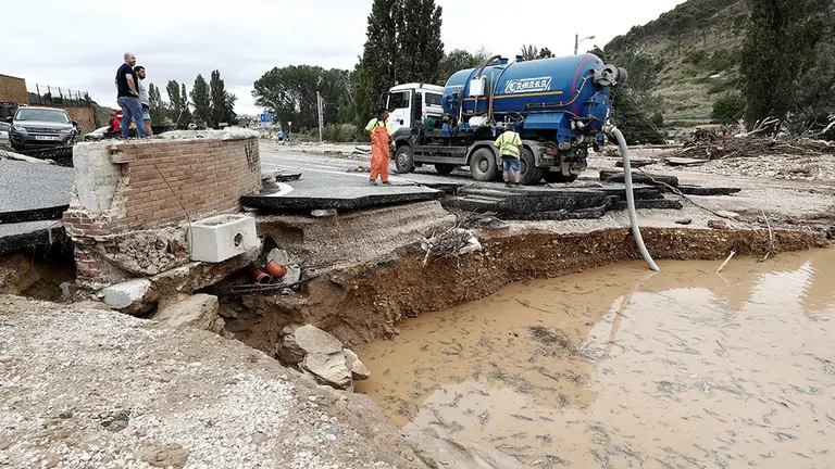 Aspecto que presenta la N-121 a su paso por la localidad de Pueyo que se encuentra cortada tras el socavón que se produjo ayer tras las intensas lluvias que provocaron inundaciones en las localidades de Tafalla, Olite, Pueyo y Pitillas. EFE/ Jesús Diges
