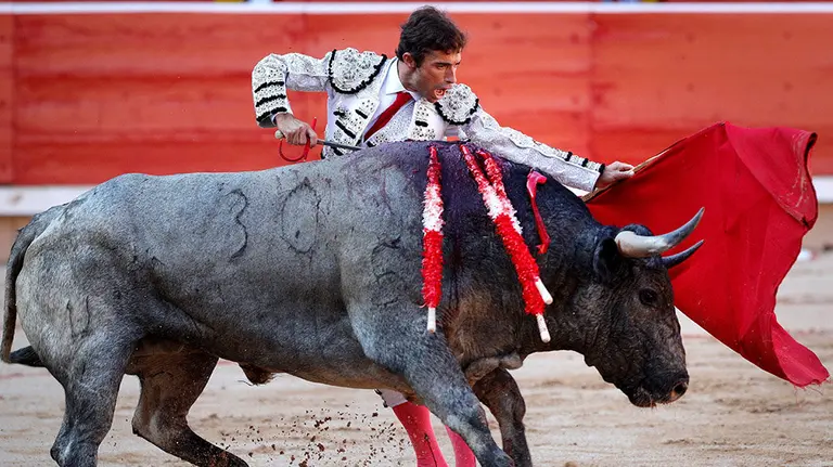 GRAF1722. PAMPLONA (NAVARRA), 09/07/2019.- El torero Fernando Roble&ntilde;o durante la tercera corrida de la Feria del Toro, con reses de la ganader&iacute;a Jos&eacute; Escolar, de Lanzah&iacute;ta (&Aacute;vila), en la que comparte cartel con los diestros Javier Casta&ntilde;o y Pepe Moral, esta tarde en la plaza de toros de Pamplona. EFE/ Villar L&oacute;pez