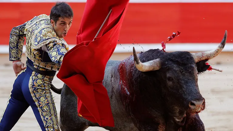 GRAF1742. PAMPLONA (NAVARRA), 09/07/2019.- El torero Javier Castaño durante la tercera corrida de la Feria del Toro, con reses de la ganadería José Escolar, de Lanzahíta (Ávila), en la que comparte cartel con los diestros Fernando Robleño y Pepe Moral, esta tarde en la plaza de toros de Pamplona. EFE/ Villar López