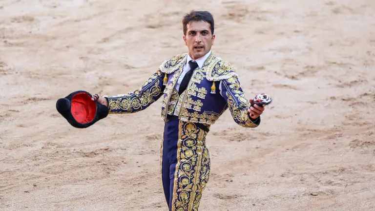 Fernando Robleño, Javier Castaño y Pepe Moral lidian los toros de José Escolar en la tercera corrida de Sanfermines MAITE H MATEO (4)