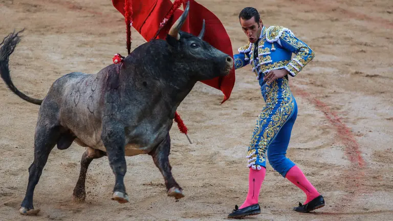 Fernando Robleño, Javier Castaño y Pepe Moral lidian los toros de José Escolar en la tercera corrida de Sanfermines MAITE H MATEO (6)