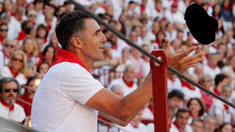 GRAF1790. PAMPLONA (NAVARRA), 09/07/2019.- El torero Javier Castaño, brinda su primer toro de la tarde al ciclista pentacampeón del Tour de Francia, Miguel Induráin (en la imagen), en la quinta corrida de abono de la Feria del Toro de Pamplona con motivo de las fiestas de San Fermín 2019. EFE/ Villar López