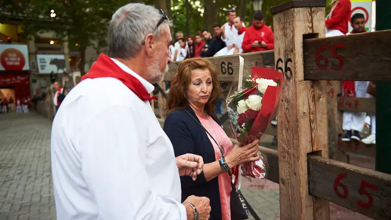 Los padres de Daniel Jimeno colocan un ramo de flores en el poste donde falleció. PABLO LASAOSA