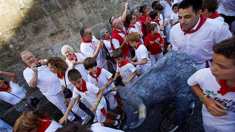 Los niños emulan a sus mayores en el primer 'Encierro Txiki' de los Sanfermines de 2019 celebrado en la cuesta de Santo Domingo de Pamplona. IÑIGO ALZUGARAY