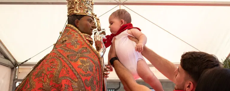 Multitudinaria ofrenda floral infantil a San Fermín Maite H Mateo