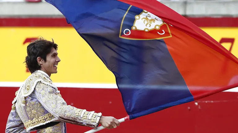 GRAF2404. PAMPLONA, 10/07/2019.- El torero Sebastián Castella con una bandera de Osasuna durante la vuelta al ruedo tras cortar una oreja a su segundo de la tarde en el coso pamplonés, dentro de la Feria del Toro de los Sanfermines del 2019. Castella compartió cartel con los toreros Diego Urdiales y Andrés Roca Rey. EFE/Jesús Diges