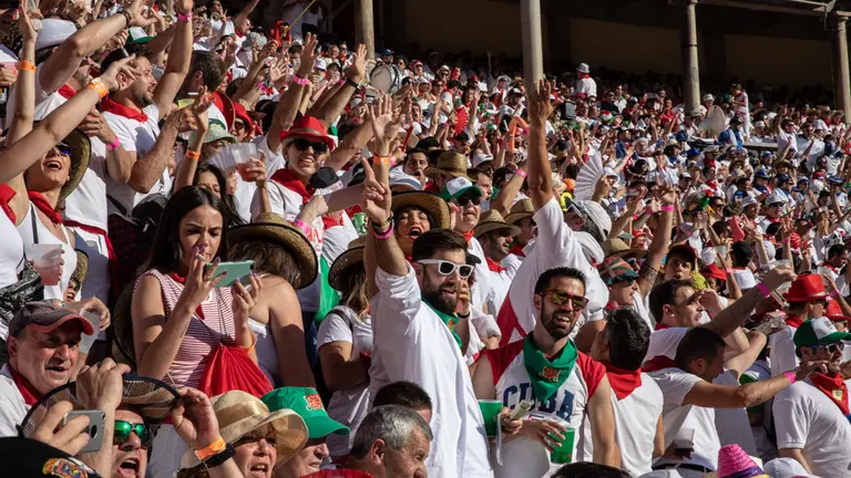 Gran ambiente en el tendido de sol en la cuarta corrida de la Feria de San Fermín en Pamplona. Maite H. Mateo9
