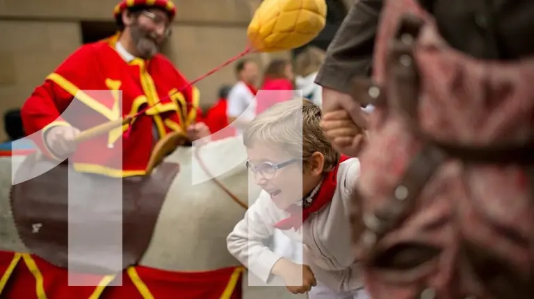 Comparsa de gigantes y cabezudos de Pamplona. Sanfermines, San Fermín, Actividades infantiles, kilikis, niños. JESÚS GARZARÓN