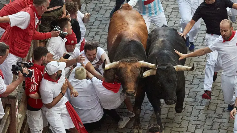 Los toros de la ganadería de Victoriano del Río, de Guadalix (Madrid), a su paso por el tramo final del callejón en dirección a la plaza. EFE/J.P. Urdiroz