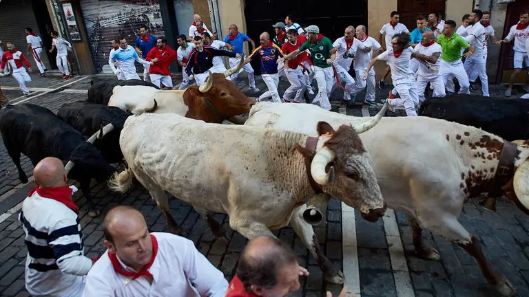Quinto encierro de los Sanfermines de 2019 con la ganadería de Victoriano del Río en el tramo de Mercaderes. IÑIGO ALZUGARAY