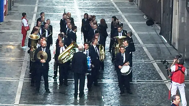 La banda de música La Pamplonesa toca las dianas camino de la Plaza de Toros. Navarra.com