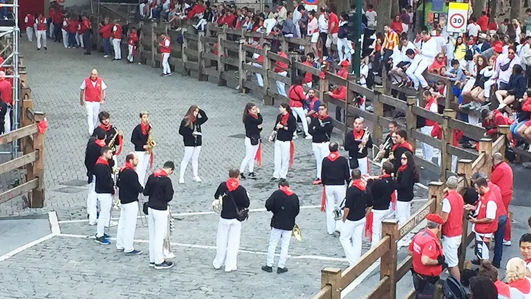 La banda del Maestro Bravo anima el tramo de Telefónica antes del encierro. Navarra.com