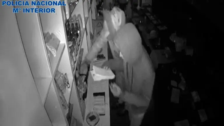 Varios ladrones desvalijan la caja registrado de un local en Pamplona. POLICÍA NACIONAL