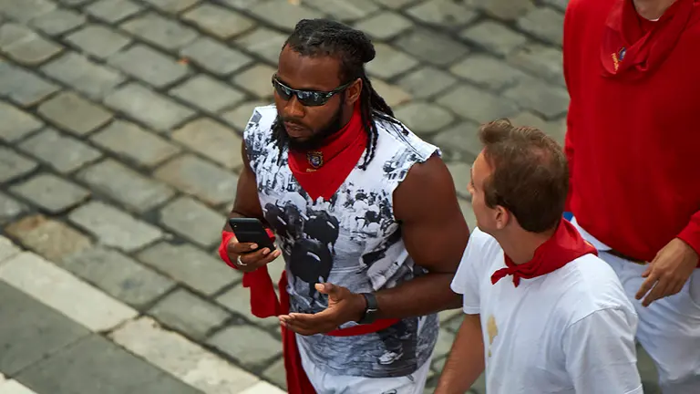 El jugador de fútbol americano Josh Norman, en el quinto encierro de los Sanfermines con toros de Victoriano del Río. MIGUEL OSÉS
