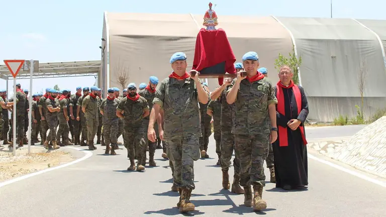 El Regimiento América 66, del acuartelamiento navarro de Aizoain, pasea en procesión la imagen de San Fermín mientras prestan servicio en Líbano. Les acompaña el párroco de la iglesia de San Nicolás de Pamplona, César Magaña. IMAGEN CEDIDA