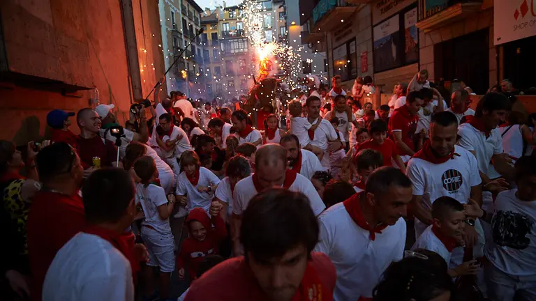 Toro de fuego por la cuesta de Santo Domingo en las fiestas de San Fermin de 2019. MIGUEL OSÉS