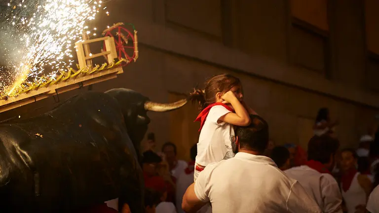 Toro de fuego por la cuesta de Santo Domingo en las fiestas de San Fermin de 2019. MIGUEL OSÉS