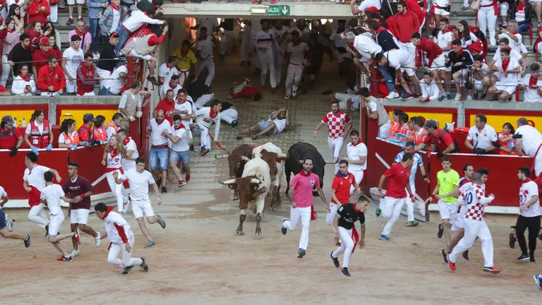 Entrada de los toros de Nuñez del cubillo a la plaza de toros en el sexto encierro de las fiestas. Alejandro Velasco-2