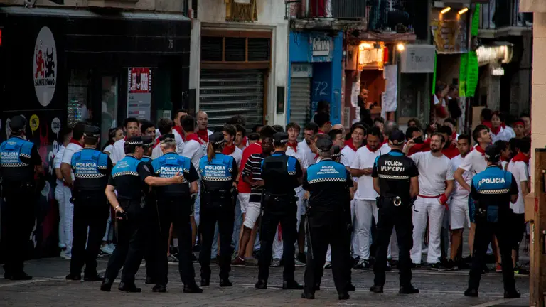 Sexto encierro de las fiestas de San Fermín 2019 con la ganadería de Núñez del Cuvillo en el tramo de telefónica. NOEMÍ VERA_6