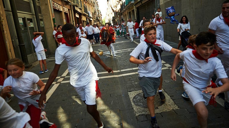 Los cabestros de juguete también arrasan en San Fermín: el puesto que  ilusiona a los niños sobre el encierro