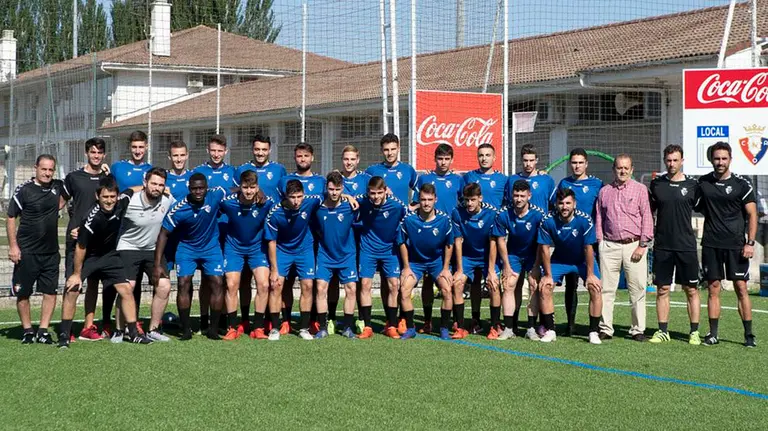 Plantilla de Osasuna B posando en las instalaciones de Tajonar. @CAOsasuna.